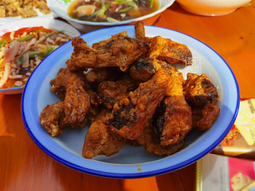 賓客們|參加農(nóng)村二舅60歲壽宴，隨了500元祝壽，18道菜剩大半：不敢恭維