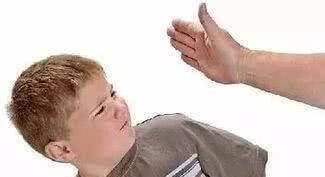 胡萝卜|10岁男孩口吐白沫,不治身亡,医生惋惜:孩子这个地方真的不能打