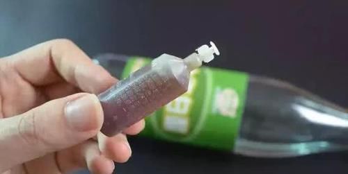 藿香正气水倒进白醋,一年省下好多钱,我也是刚看到,用途真厉害