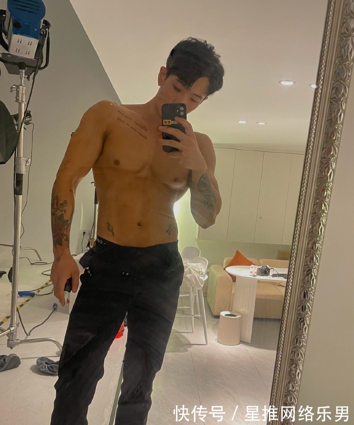 健身房|健身房里披荆斩棘的哥哥，腹代表自律，背代表毅力，胸代表力量！