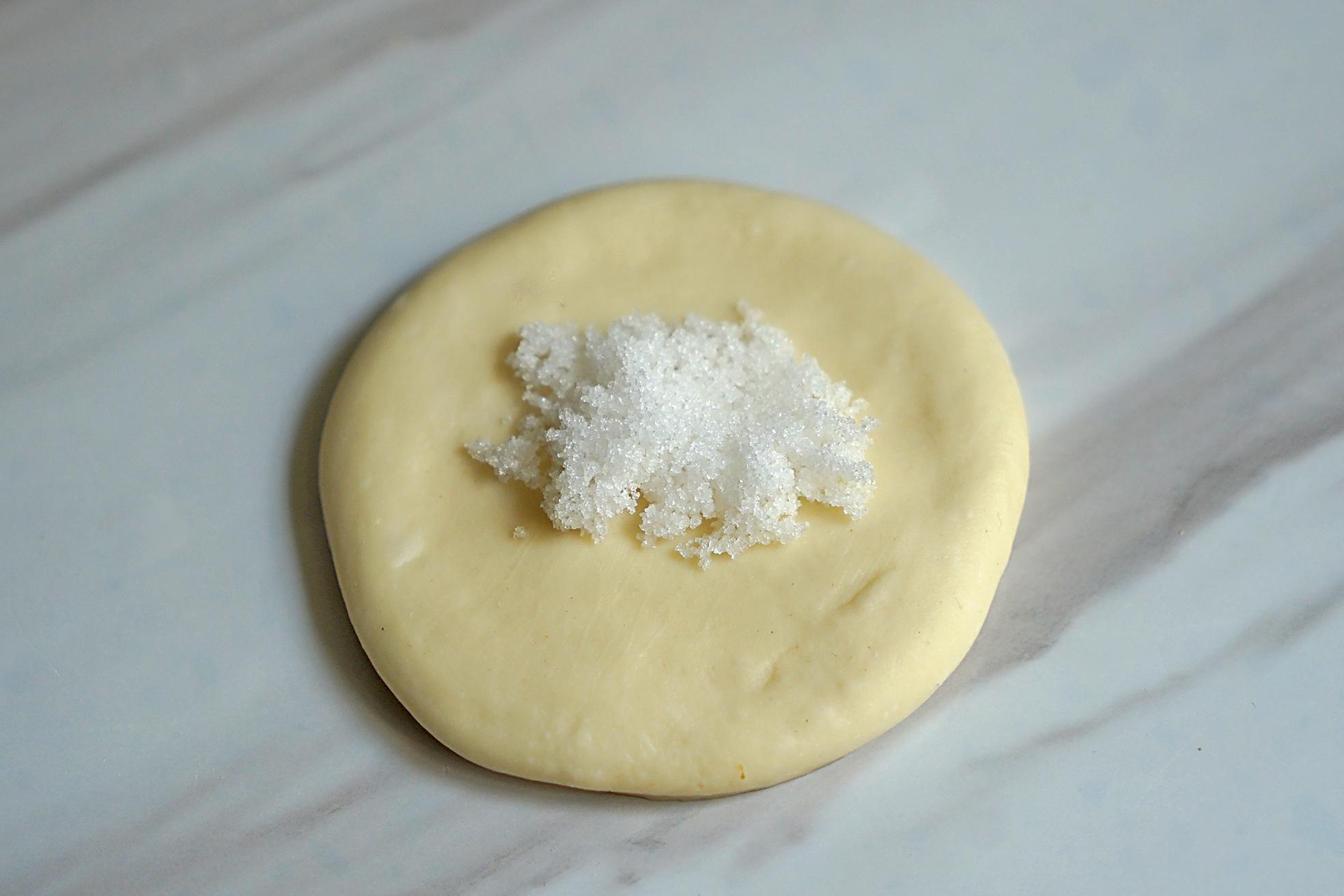 这饼不用烫面不怕粘手,比炸糖糕更简单,咬一口宣软好吃