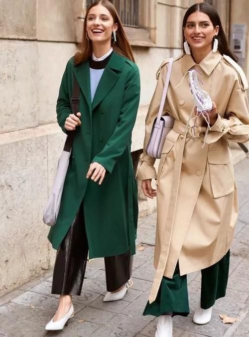 春天风衣里面穿什么才时尚？推荐这3种“内搭”，减龄百搭又耐看