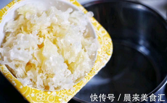 银耳雪梨羹|秋天多喝银耳雪梨汤,清甜滋润,炖一锅,全家都能喝