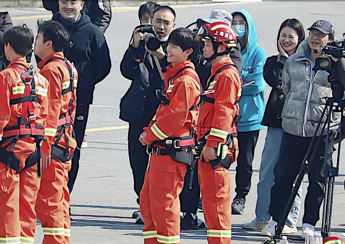 极限挑战第7季4日开播！黄明昊常驻，邓伦民族服饰又白了一个度！