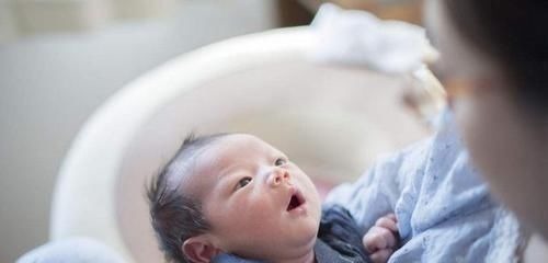 伤害|哄娃时常用的这一姿势,对孩子的伤害很大,多数父母还在犯