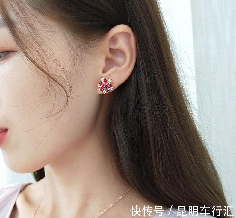 项链 女人一生该有的8件首饰,让你在举手投足间透露出一种知性美