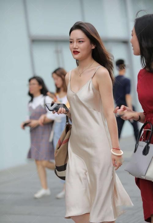 真丝 丝滑质感无袖连衣裙,名媛气质出众,一举一动显优雅