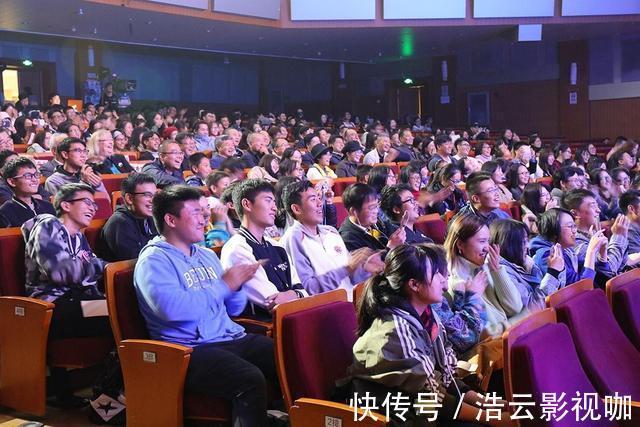 伴舞者|春晚不对外售票，那么现场观众席坐的都是什么人他们身份不简单