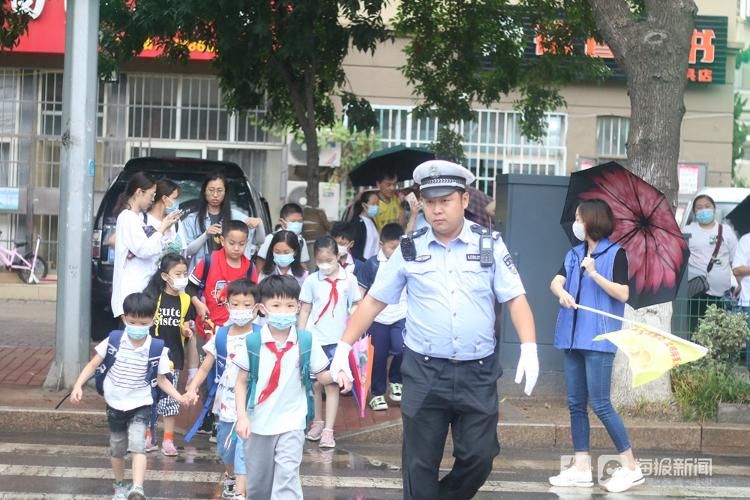 新闻记者|开学首日李沧交警雨中护导孩子入学