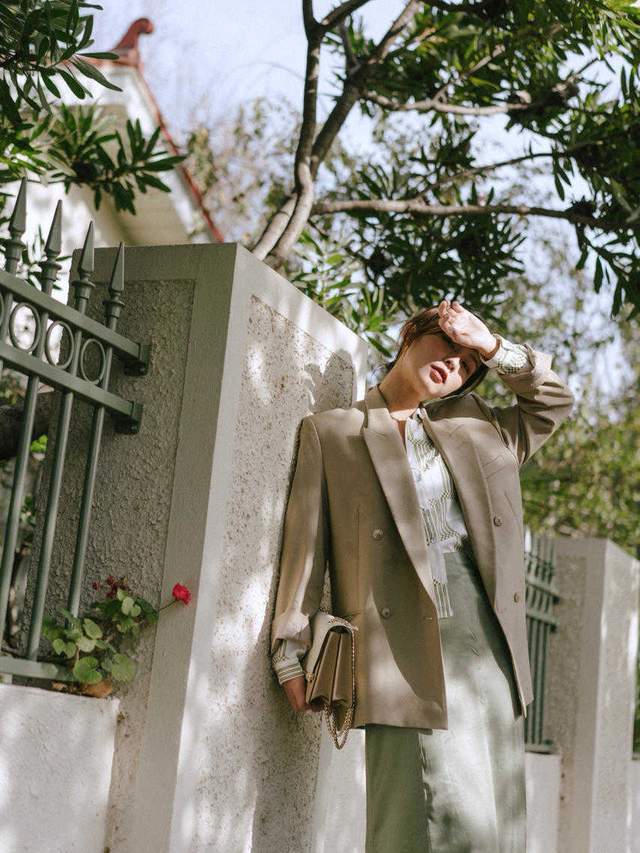 穿搭|立秋后,用西服搭配裙子时髦又显气质,小个子的女生都爱了