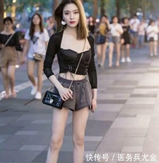 街拍美女：高挑迷人的时尚小姐姐，曼妙穿搭，展现长腿气质！