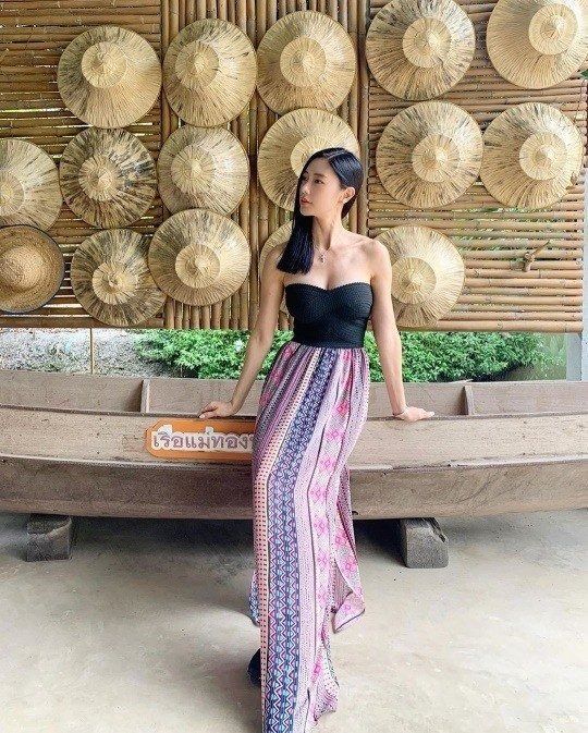 印花|克拉拉不愧是“人间富贵花”，穿一条印花半身裙和抹胸上衣，真美