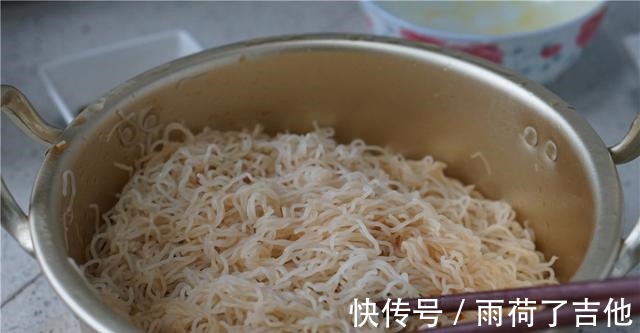 炒米粉|懒人版鸡蛋炒米粉,做法和煮泡面差不多,味道比泡面好!