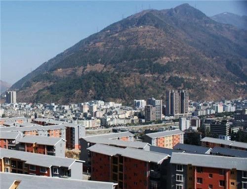 “救火英雄”赖宁牺牲32年,为何被课本移除,照片也被学校摘下