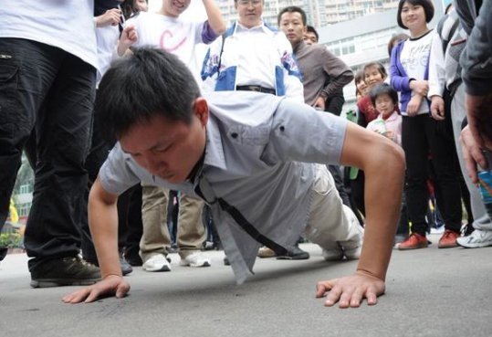耐力|男人如果坚持做俯卧撑,一段时间后,你会得到4件好事从天而降