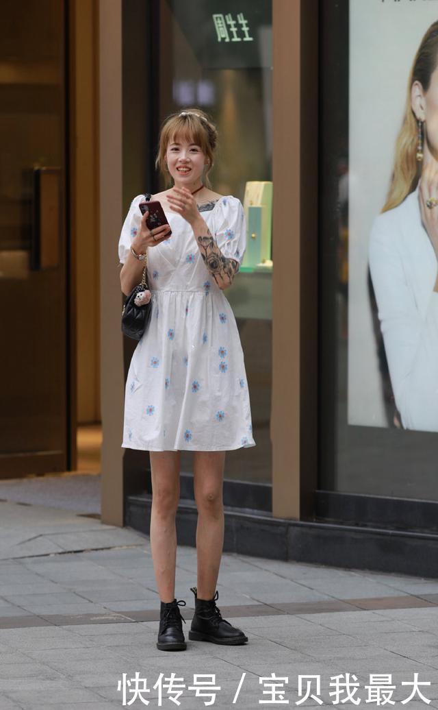 搭配显老怎么办浅色的连衣裙搭配,想不年轻都难