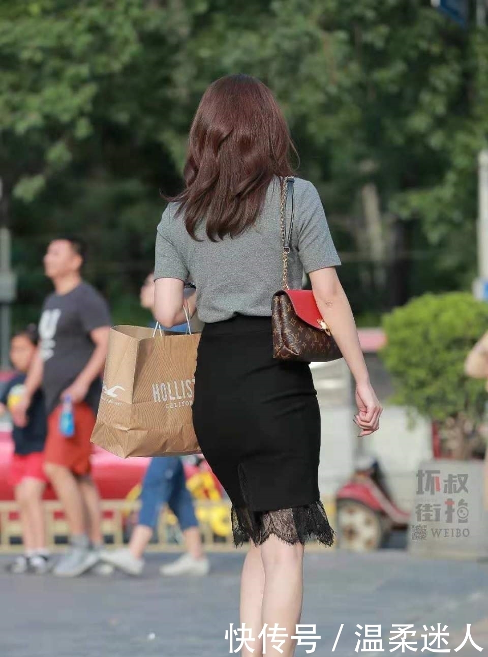 蕾丝|街拍:1米78小姐姐穿黑色蕾丝半身裙搭配高跟鞋,时尚高人一等