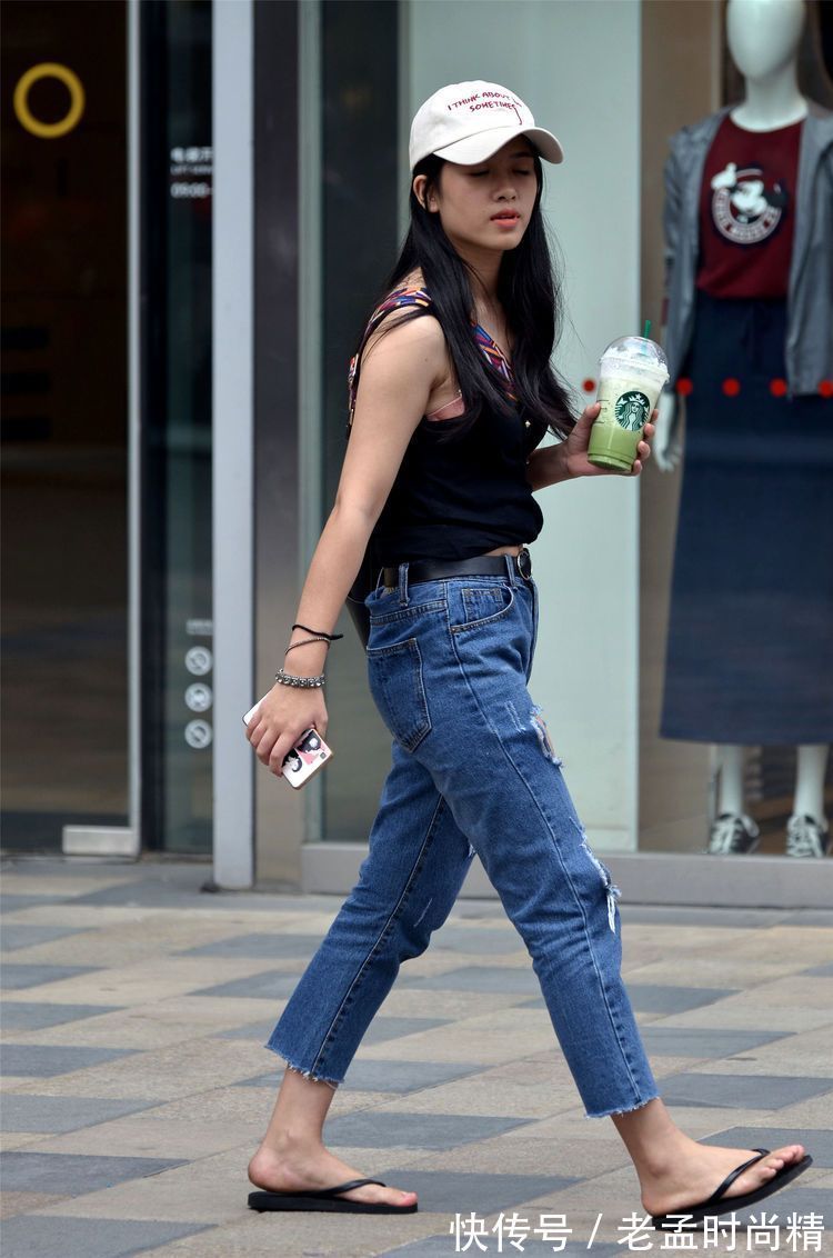 身材 街拍:美女高腰牛仔裤很显身材比例,搭配的人字拖,非常个性!