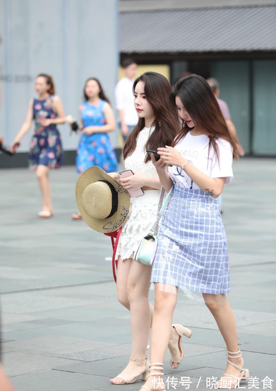小姐姐|喧闹的街头,总有成对的闺蜜行走,一身裙装搭配,优雅美丽又清新
