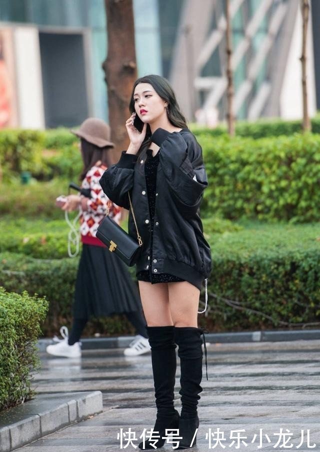 穿搭阳光朝气的打底裤美女,穿出高挑好身姿