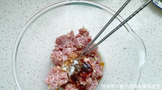 三月,这野菜鲜美可口,做成锅贴鲜嫩多汁又美味,吃货不要错过