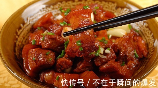 做红烧肉，别再加料酒炖！再加这2料，肉质软烂不油腻，红而透亮