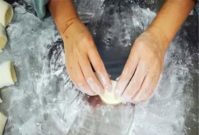 我的宅家蜂蜜小面包,柔软香甜,拉丝多层,孩子一口气吃3个,香