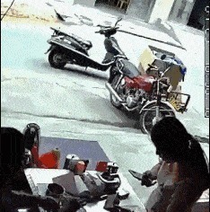 |搞笑GIF趣图:这么可爱的妹子,没想到还是个逗比