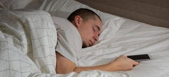 手机|喜欢在睡觉前“玩手机”的人,一个月后,3个坏处会不请自来!