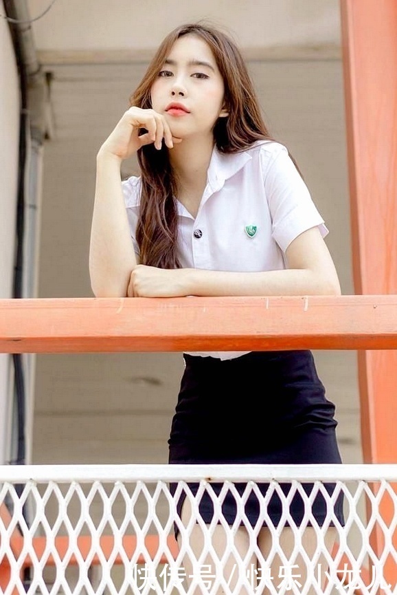 双胞胎姐妹穿同款裙子，打造纤细腰线，妩媚中带点小性感！