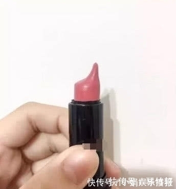 女生们|女生涂口红的习惯，取决于口红的形状，网友：全都是杰作