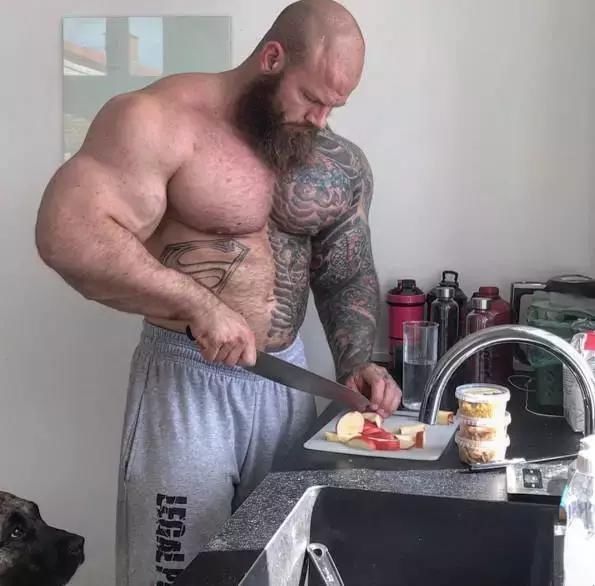 麒麟臂|健身高手在民间，“肌肉半兽人”练出夸张围度，鹿神难以匹敌