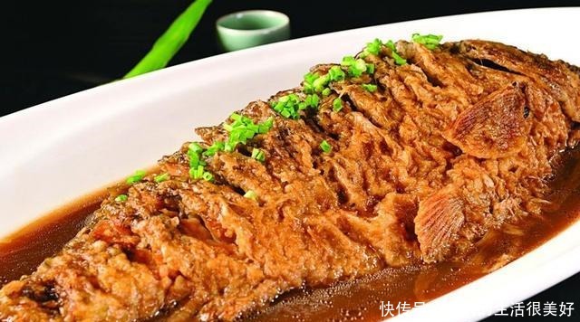 做红烧鱼时,最忌讳直接下锅,红烧前多加两步,鱼肉鲜美不腥