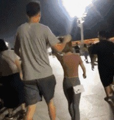 |搞笑GIF：刚娶的媳妇 衣服都还没换 本性就露出来了