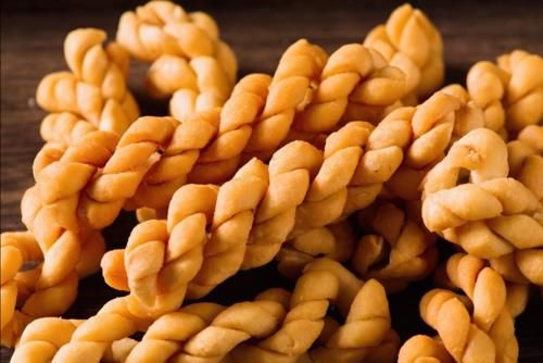 麻花|一碗面粉，两个鸡蛋，教你自制小麻花，吃一口嘎嘣脆，越嚼越香