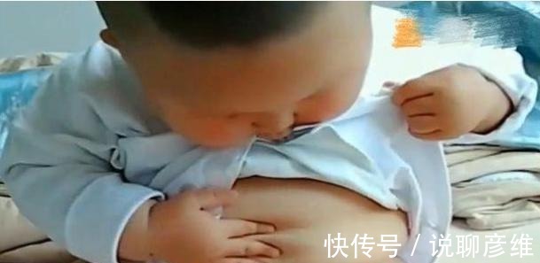 宝宝们|两岁宝宝偷偷摆弄“小肚腩”,被妈妈发现后,瞬间变脸表情超萌