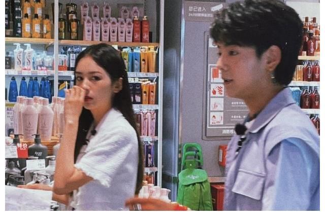 采購|丁真與周也采購后，又被拍到與姚安娜逛超市，兩人體型差以為看錯