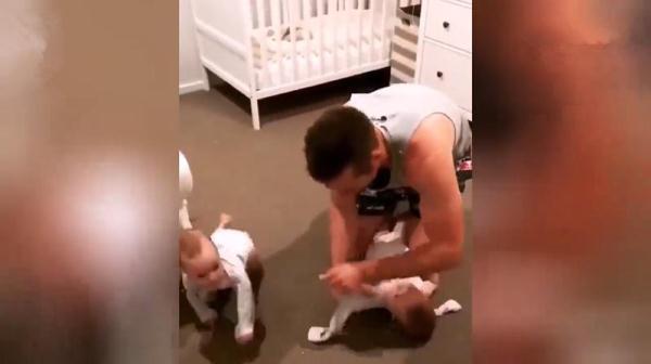 新手|新晋奶爸为俩娃穿衣火了,被网友纷纷调侃:两只手抓不过来要急死