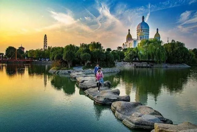 “春天的黄昏，请你陪我到梦中的水乡，那挥动的手在薄雾中飘荡”。一曲“梦里水乡”仿佛唱尽了八里河的无限风光。