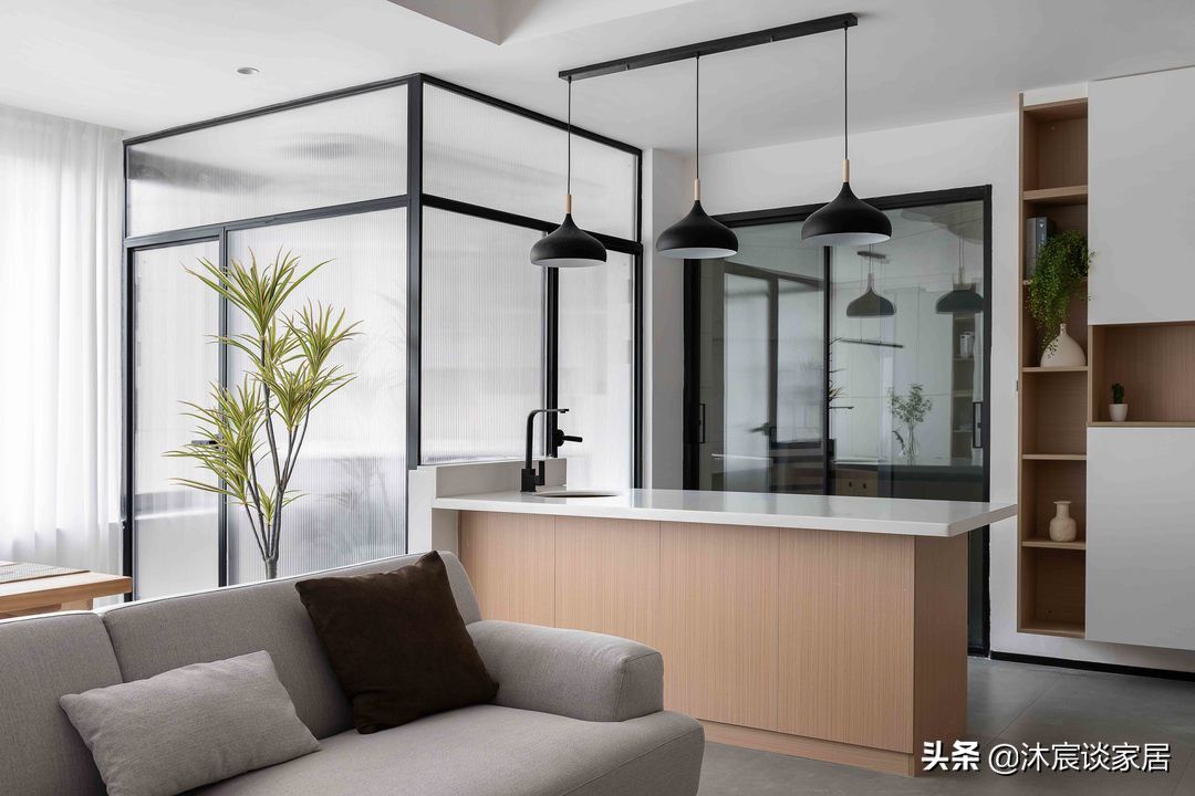 吧台|重庆夫妻的新家,因太会装修而走红,凭白墙与原木就让家温馨治愈