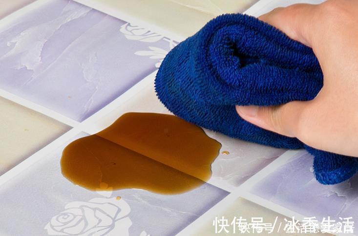 抽油烟机|厨房油污又黏又厚？别用洗洁精，教你3招，老油灶也能闪闪发光！