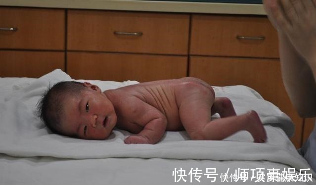 蜡烛袋|宝宝出现“青蛙腿”怎么办最好不要矫正,别再听老人的方法了!