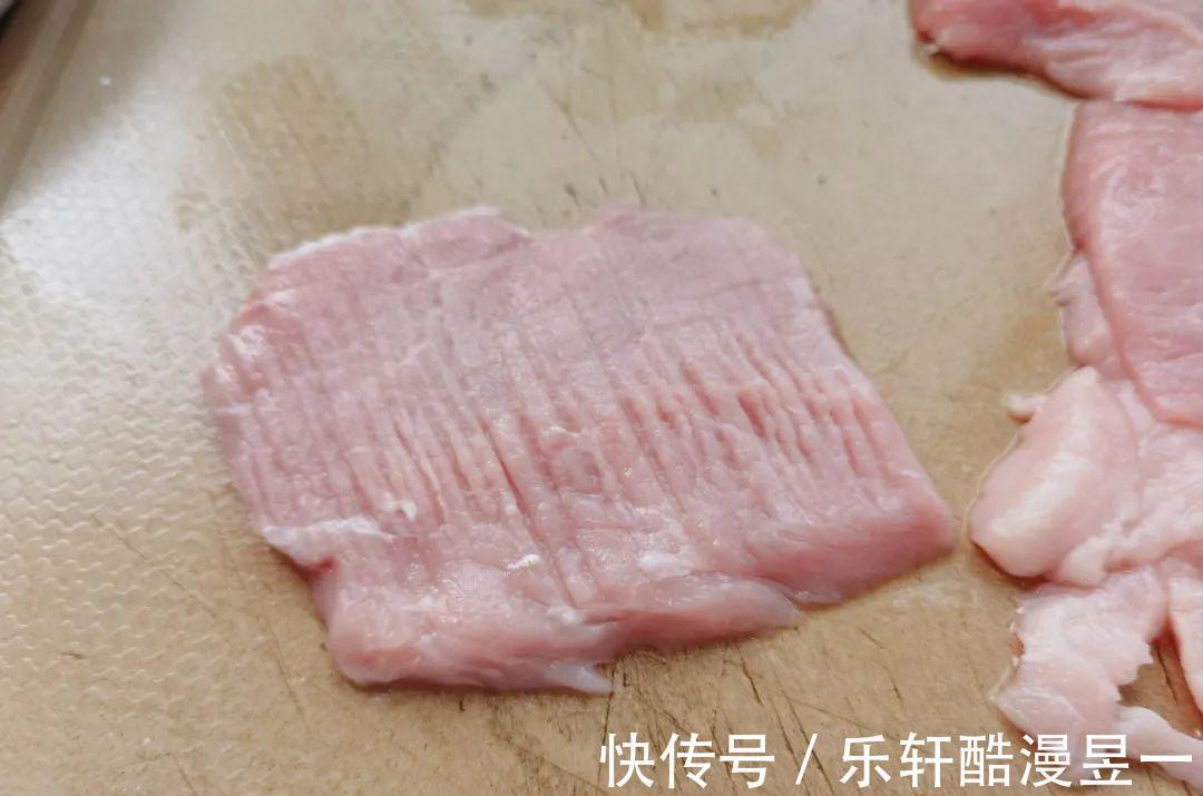 黑胡椒|【食物恋】今天教你炸猪排,外表酥脆内里鲜嫩,快来试试吧!