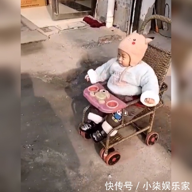 机智|“机智宝宝”为吃糖果使了吃奶的劲儿去拿糖,网友万万没想到!