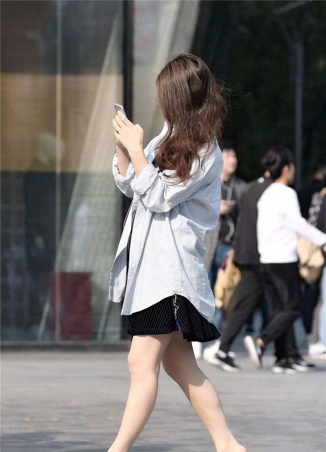 秋天 黑色的短裙,搭配竖条格的白色衬衫,脚下一双尖头细跟凉拖