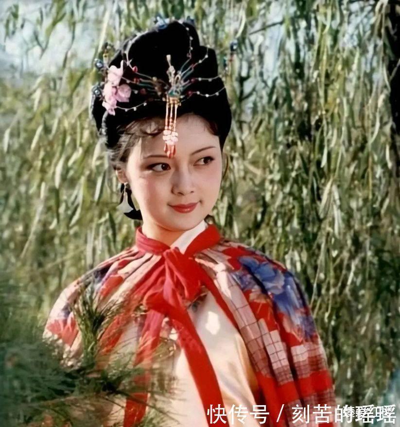 贾宝玉$薛宝钗表面温柔,实则阴险,目的不是为了嫁给贾宝玉,为了什么