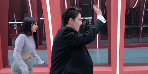 杨钰莹大声招呼那英坐C位，不料那英6个字回怼，杨钰莹笑容僵硬