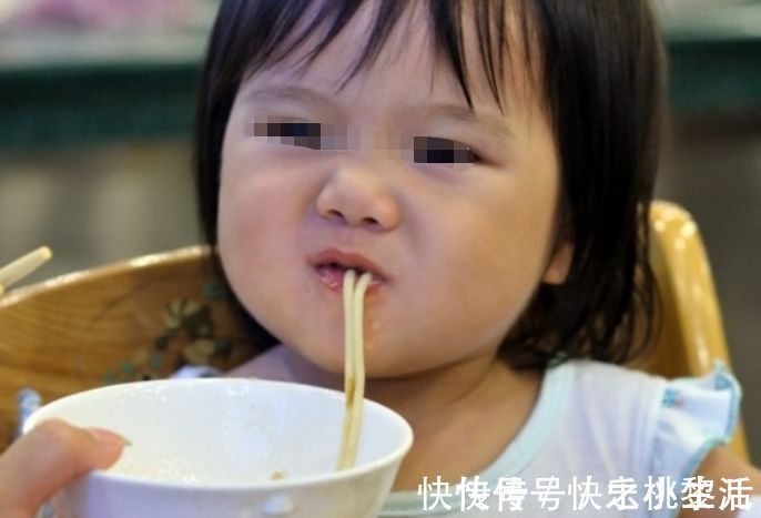 家长|娃何时学会用筷子不算晚?“用筷”过程有讲究,2岁不是最佳时机
