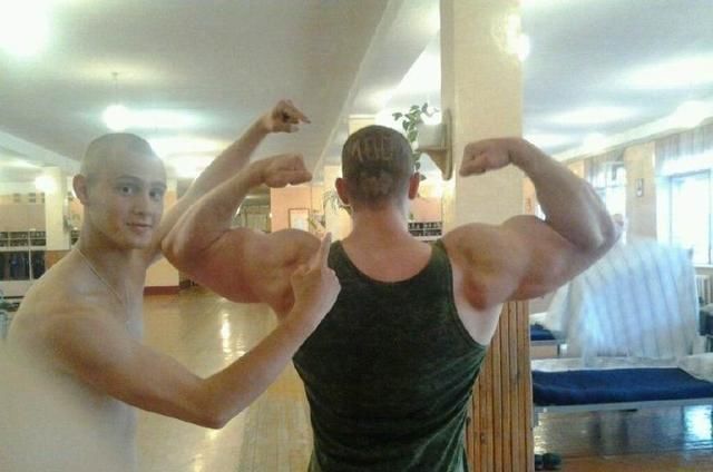 双胞胎兄弟|俄罗斯双胞胎兄弟一个练健美一个只健身，3年后差别巨大