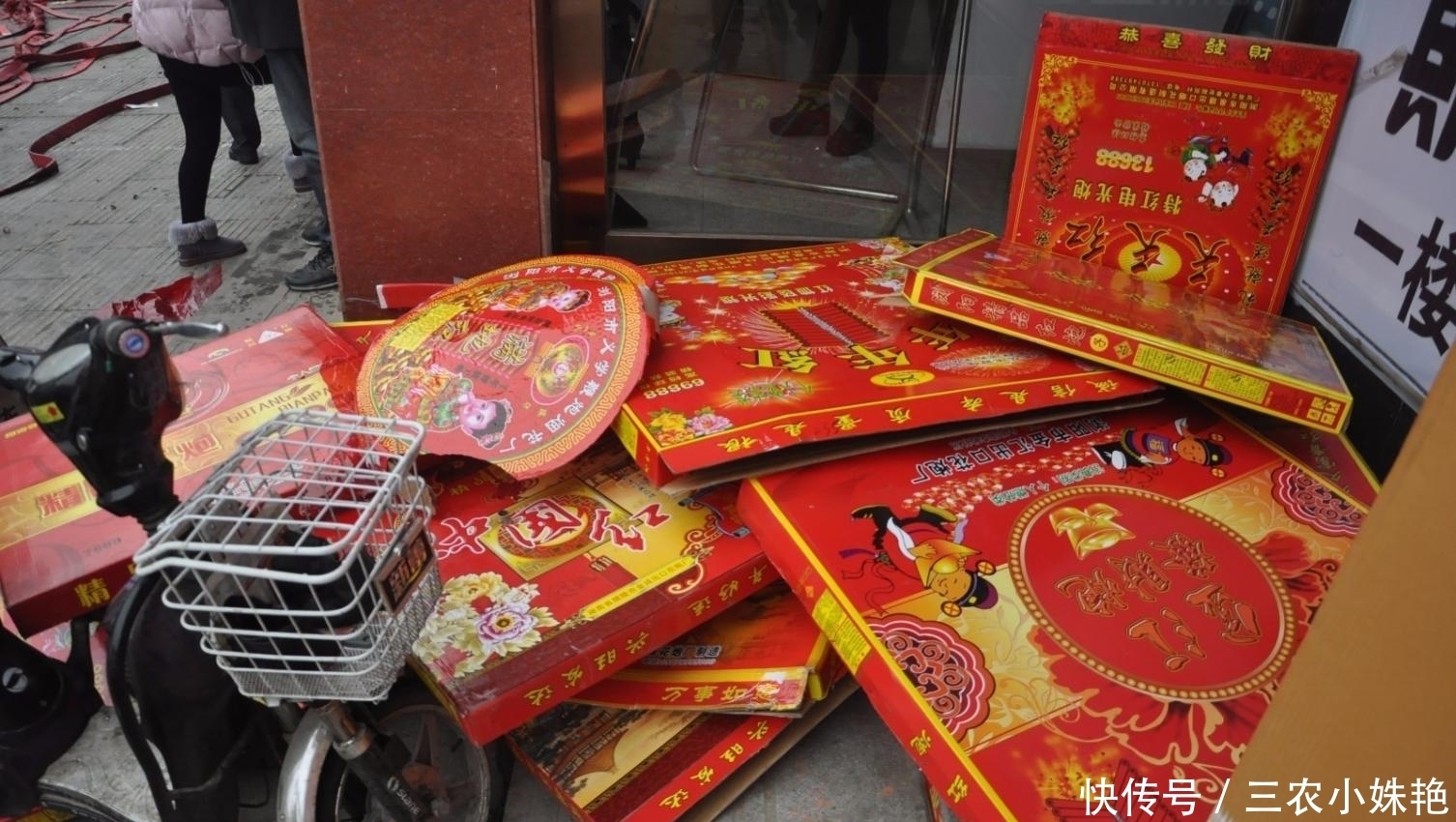 大年初一要“开财门”,放鞭炮有哪些讲究?碰到了哑炮怎么办?